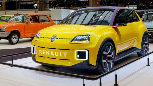 Noch vor dem neuen Scenic geht der R5 als neues Elektroauto an den Start.(Bild:  Renault)