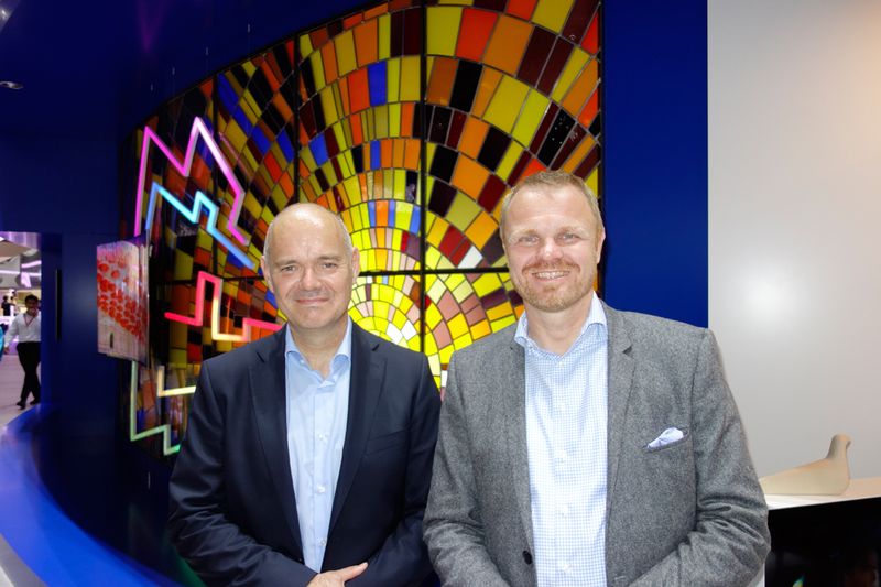 (l.) Timo Meißner und Andreas Stelly, Kern&Stelly, schauen sich bei Samsung etwas um. (Bild: IT-BUSINESS)