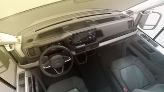 Einblick in das neue „Digital Cockpit“ des weiterentwickelten VW Crafter: mit neuer elektronischer Parkbremse für mehr Platz im Durchstieg, neuem Multifunktionslenkrad und neuem Automatikwählhebel wie beim ID.Buzz. (Bild: VWN)