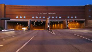 Abendlicher Blick auf das Nordportal des Hamburger Elbtunnels bei freier Fahrt. Bild: Hamburger Behörde für Stadtentwicklung und Umwelt (Archiv: Vogel Business Media)