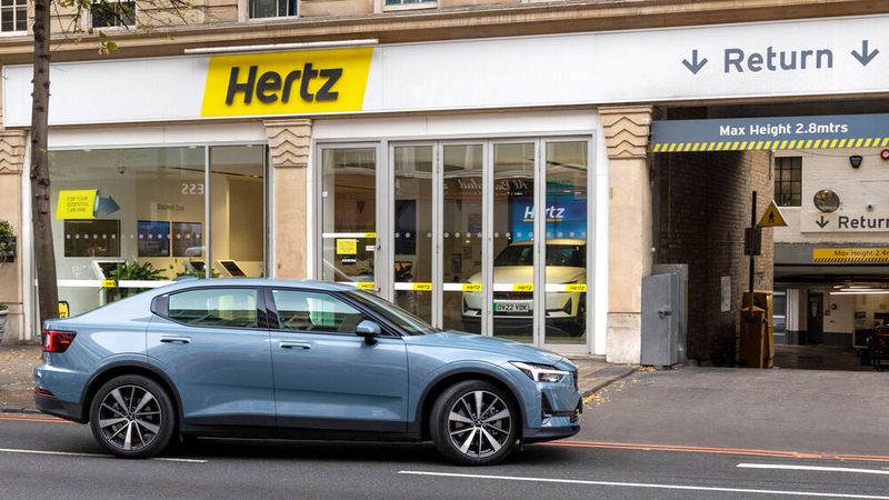 Bis Ende 2024 sollte ein Viertel der Fahrzeugflotte von Hertz eigentlich elektrisch sein, weshalb der Autovermieter 100.000 Teslas kaufen wollte. Nun ändern sich die Pläne allerdings.(Bild:  Hertz)