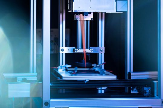 Als Spezialist für das Remote-Laserschweißen habe sich Blackbird Robotersysteme eine neue Softwarefunktion einfallen lassen, die gerade richtig komme. Denn mit OTF Motionsync können „On the fly“-Schweißprozesse für die E-Mobilität noch prozesssicherer und produktiver erfolgen.(Bild:  Blackbird Robotersysteme / B. Theisinger)