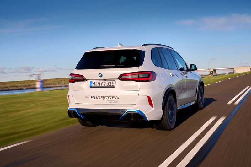 Das Brennstoffzellenauto verbraucht nach WLTP 1,19 kg/100 km Wasserstoff. Die Reichweite in dem Prüfzyklus beträgt 504 Kilometer. (Bild: Tom Kirkpatrick/BMW AG)