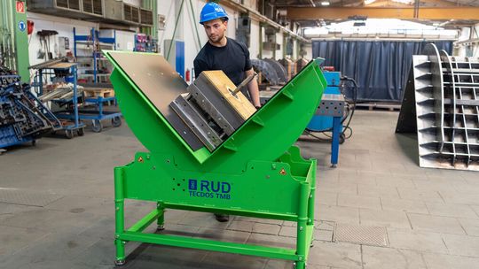 Die „Expert“-Variante der Industriewerkbank RUD Tecdos TMB wendet Teile jetzt vollelektrisch.(Bild:  2022 Roland Hasenmueller)