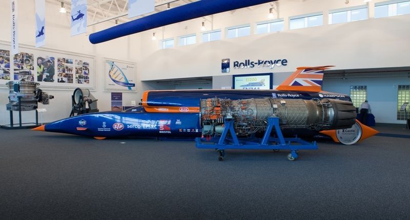 Das Bloodhound Super Sonic Car ist ein Raketenauto, mit dem in Südafrika ein neuer Landgeschwindigkeitsrekord von 1609,344 km/h aufgestellt werden soll. An der Entwicklung des Fahrzeugs waren u.a. der Technologiekonzern Lockheed Martin und der gegenwärtige Landgeschwindigkeits-Weltrekordinhaber Andy Green beteiligt. Das Fahrzeug besitzt zwei übereinanderliegende Triebwerke: Ein Raketentriebwerk mit ca. 130 kN Schub und ein Eurojet EJ200 aus dem Eurofighter, welches etwa 90 kN leistet. Das Projekt soll helfen, in England Schüler für technische Berufe zu begeistern. (Stefan Marjoram/BloodhoundSSC)