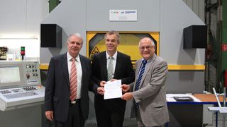 Minister Johannes Remmel war nicht mit leeren Händen nach Netphen-Werthenbach gekommen. Er übergab einen Förderbescheid für das Förderprojekt „Breeze“ an Dr. Theodor Gräbener (r.) und Dieter Kapp (l.), Geschäftsführende Gesellschafter der Theodor Gräbener GmbH & Co. KG, zu der Gräbener Maschinentechnik gehört.  (Bild: Gräbener)