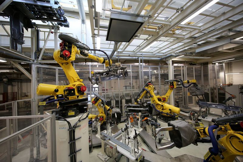 Daneben finden sich weitere Infrastrukturmaßnahmen – so ersetzt zum Beispiel LED-Beleuchtung klassische Neonröhren, Druckluftsysteme werden optimiert und Abwärme wird besser genutzt. (Volkswagen)