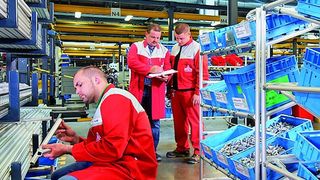 Bild 1: Mitten in der Produktionshalle bauen oder erweitern Mitarbeiter von Deutz täglich Betriebsmittel, um die Montage dem kontinuierlichen Verbesserungsprozess entsprechend effizienter oder ergonomischer zu gestalten. (Bild: Bosch Rexroth)