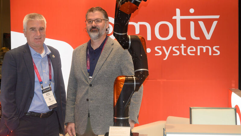 Martin Rostan (links) und Chris Thayer am Stand von Motiv Space Systems auf der Ascend Konferenz in Las Vegas.