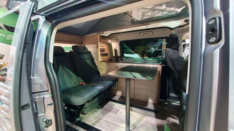 Der Innenraum des Citroën Type Hoildays ist hingegen durchweg modern gestaltet. (Bild: Mauritz – VCG)