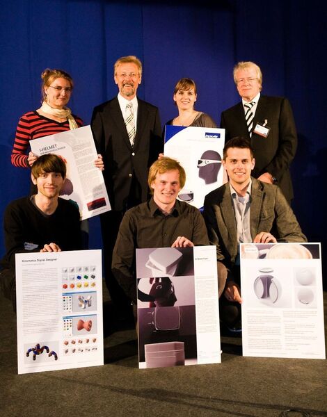 Die fünf Erstplatzierten des „Student Design Award for Rapid Manufacturing“ mit Chris Bangle (2. Reihe Mitte) und Prof. Dr. Andreas Gebhardt (2. Reihe rechts). Bild: Messe Erfurt (Archiv: Vogel Business Media)