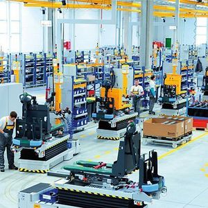 Das Montage-Transportsystem mit den dort eingesetzten fahrerlosen Transportfahrzeugen bei Jungheinrich in Landsberg dient nicht nur zum Bewegen des Montageguts, sondern übernimmt auch logistische Aufgaben. Bild: Jungheinrich