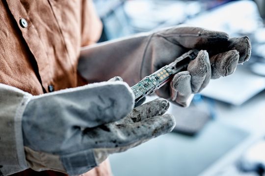 Künstliche Intelligenz (KI) hilft heute bei der vorausschauenden Wartung, damit der Austausch von Systemteilen geplant erledigt wird, bevor es zu teuren Ausfällen kommt. Mit der sogenannten Embedded KI gibt es eine günstigere Variante, um diese Vorteile zu nutzen.(Bild:  Aitad)