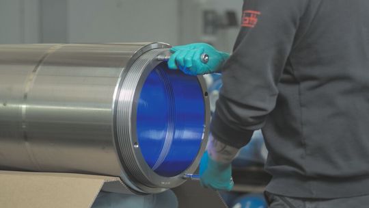 Das Roth-Duralock-Gewinde aus der eigenen Entwicklungsabteilung des Speicherspezialisten Roth Hydraulics erhöht gegenüber metrischen Gewinden die Sicherheit, verringert den Materialeinsatz und ist besonders robust.(Bild:  Roth Hydraulics GmbH)