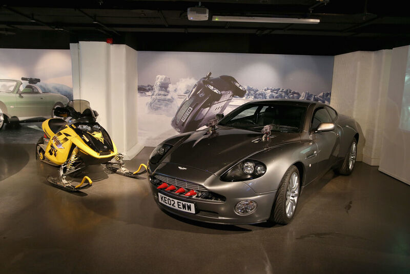 Aston Martin V12 Vanquish und Bombardier MX Z-Rey Sky-doo aus „Stirb an einem anderen Tag“ (2002). (London Film Museum)