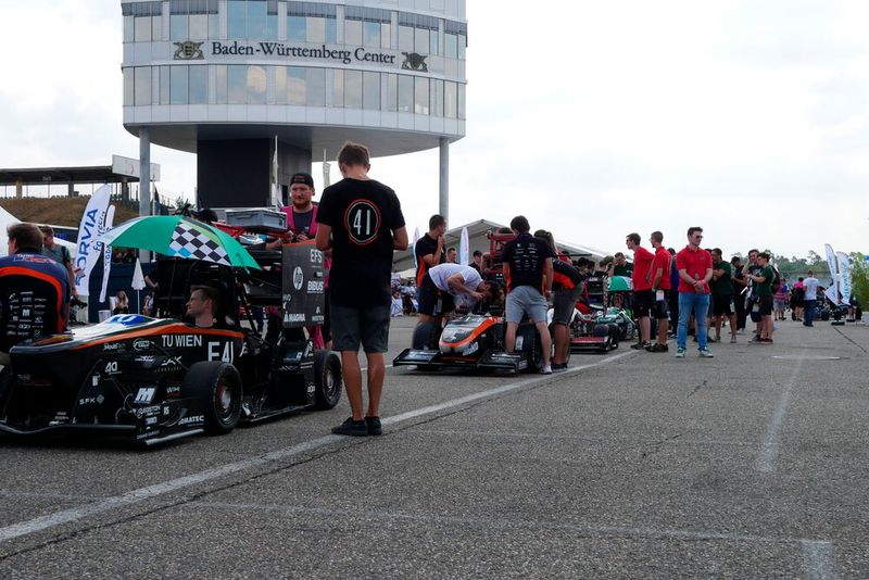 Im Rennfahrer-Dress kann es schnell heiß werden, während auf die Freigabe der Strecke gewartet wird.  (Bild: Sandro Kipar/VCG)