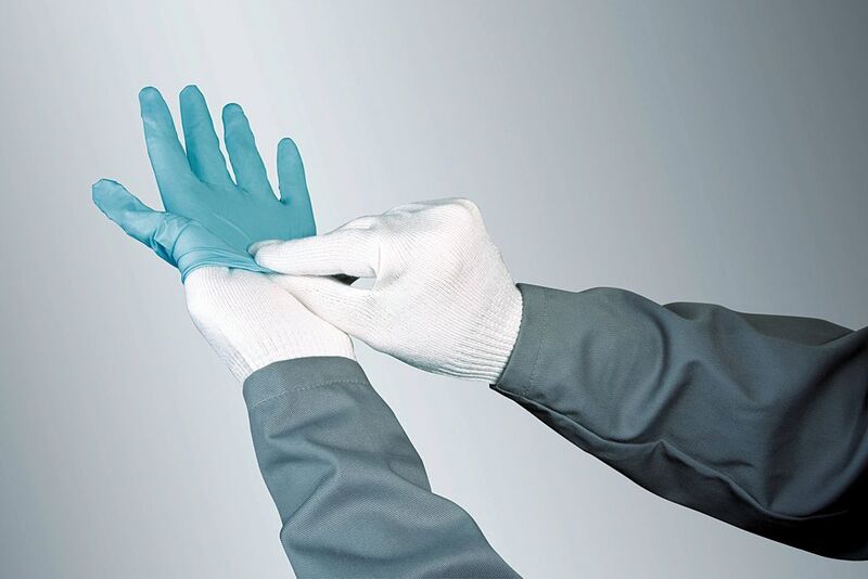 Bild 1: Kombinationen von Schutzhandschuhen können gegen mehrere Gefahren gleichzeitig schützen, hier der Einmalhandschuh Dermatril P 743 zum Chemikalienschutz in Kombination mit einem Schnittschutzhandschuh.  (Bild: KCL)
