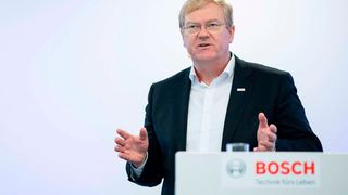 So schnell geht es einfach nicht! Der Bosch-Chef Stefan Hartung macht mit Blick auf die E-Mobilitätsziele der Politik klar: „Es wird eher 30 bis 35 Jahre dauern, bis wir, so gut es geht, die Fahrzeuge elektrifiziert haben. Auch kann man nicht alle Fahrzeugtypen elektrisch betreiben.“ (Bild: Bosch)