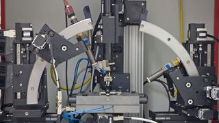 Laserschweißen mit höchster Präzision: Der Schweißroboter Nanoweld verbindet Glasfasern mit einem Durchmesser von 10 µm. Die Bewegungen des Lasers spielen sich im Bereich von 100 nm ab. (Hepcomotion)