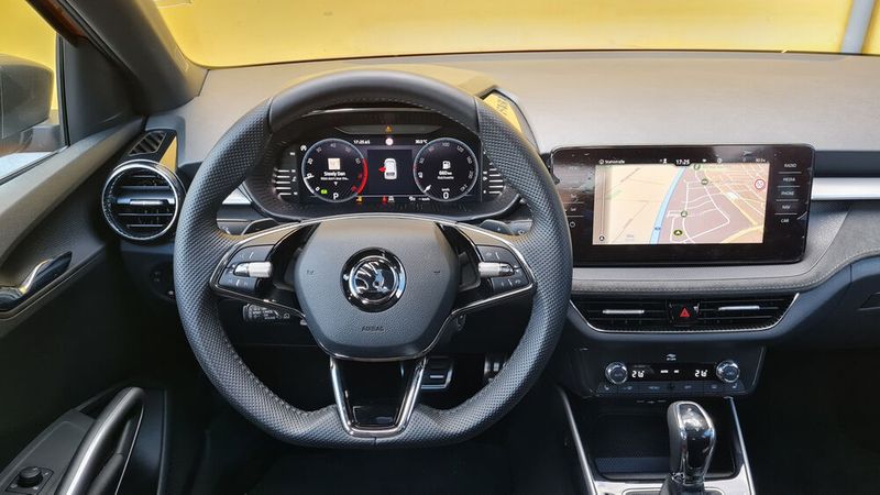 Der 9,2-Zoll-Bildschirm ist nach oben gerückt. Das erleichtert die Bedienung über die Touchscreen-Funktion. (Bild: Autoren-Union Mobilität / Michael Kirchberger)