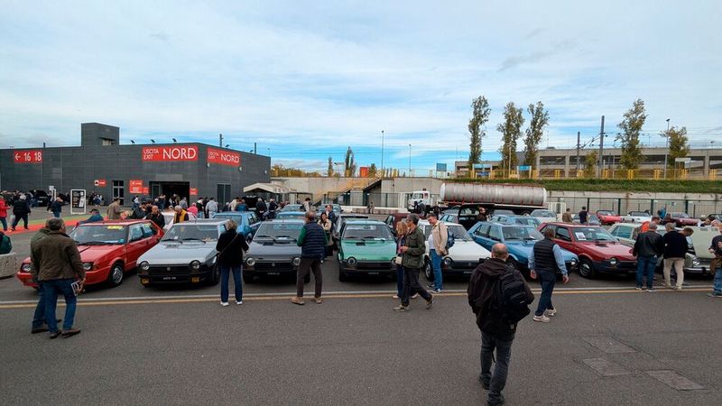 Ebenfalls im Eintrittspreis enthalten: Ein Marken-Modelltreffen der bekanntesten italienischen Fahrzeughersteller - hier das Fiat-Ritmo-Stelldichein. (Bild: Dominsky)