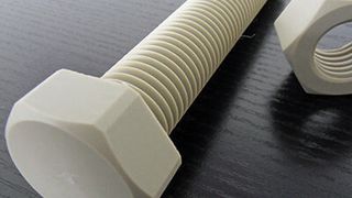 Schrauben und Muttern aus PEEK und PVDF für ein breites Einsatzgebiet. (Bild: Duboschweitzer)