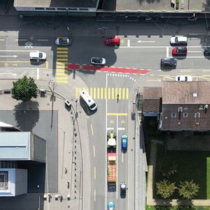 Eine gemeinsame Studie von Empa und TCS zeigt, dass Elektroautos an Kreuzungen und Kreiseln deutlich weniger Lärm verursachen als Fahrzeuge mit Verbrennungsmotor. (Bild:  Empa)