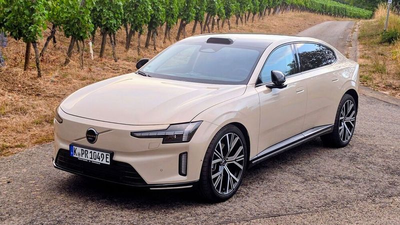 1. Das Design: Der Volvo ES 90 versteht sich als skandinavische Alternative zu den deutschen Premiumherstellern. Das Design ist auf Eleganz und Zurückhaltung getrimmt. Das auffälligste Designmerkmal an der geschlossenen Fahrzeugfront sind die Volvo-typischen Thors-Hammer-Scheinwerfer. Dabei handelt es sich um Pixel-LED-Scheinwerfer. (Bild: Mauritz – VCG)