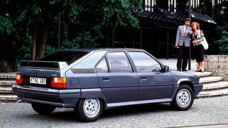 War der 1985 erschienene BX Sport noch mit zwei Solex-Doppelvergasern des Typs 40 ADDHE ausgestattet, kam beim BX GTi eine zeitgemäße Einspritzanlage zum Einsatz (Bosch L-Jet- bzw. Motronic). Der „XU9“-Motor von Peugeot leistet 125 PS, erzeugt 175 Nm Drehmoment bei 4.500 1/min und bringt den Keil in 8,5 Sekunden auf 100 km/h und sehr nah an die 200-km/h-Marke heran. (Bild: Citroën / Slg. Immo Mikloweit)