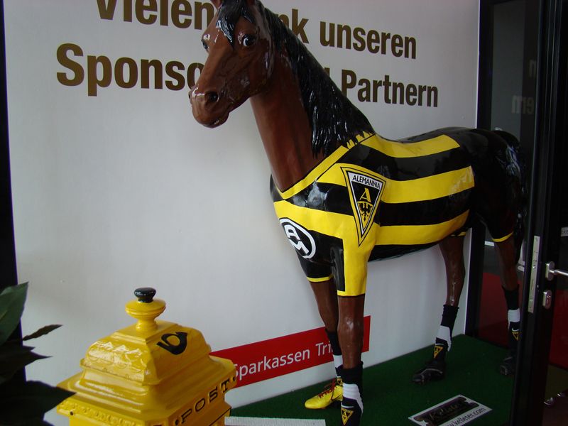 Pferdestatue im Alemannia-Aachen-Dress im Eingangsbereich des Stadions (Archiv: Vogel Business Media)
