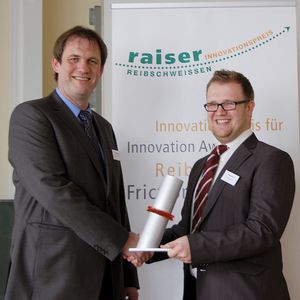 Dr. Elmar Raiser (links) überreicht Kemal Mucic den „Raiser-Innovationspreis für Reibschweißen“.