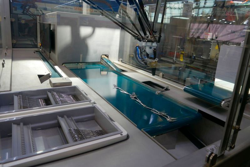 Sobald die Bestellung einging, schnappte sich das System eine Gabel und schickte sie auf die Förderbandreise.  (Bild: Sandro Kipar/VCG)