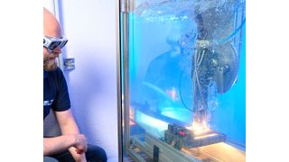 Was da unter Wasser so vor sich hinbrizzelt markiert laut Laser-Zentrum Hannover die ersten Schritte zu einer Möglichkeit, mit der Stahlstrukturen per Roboter und Laser-3D-Druck nebst KI günstiger und komplikationsfreier repariert werden können ... (Bild: LZH)
