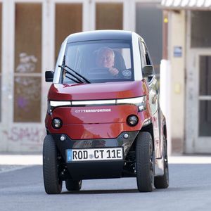 Der CT-1 fährt wie ein Mini über Altstadtstraßen.(Bild:  Citytransformer)