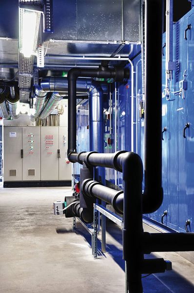 Am Wuppertaler Stammsitz der Schmersal-Gruppe wurde eine energetischen Optimierung durchgeführt. Die neuen Lüftungsanlagen nutzen die Abwärme aus der Produktion zur Beheizung. (Bild: Jörg Kastowsky)