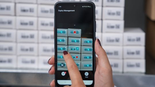 Mit „MatrixScan Count“ ermöglicht Scandit ein schnelles und genaues Erfassen von Beständen. Das beschleunige die Arbeit beim Zählen von Artikeln um bis zum Zehnfachen, wie es heißt.(Bild:  Scandit)