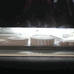 In diesem Xjet-Drucker entstehen mehrere unterschiedliche Bauteile in einem Fertigungsvorgang.(Bild:  Simone Käfer, MM)