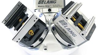 Als Neuheit präsentiert Lang Technik unter anderem einen pyramidenförmigen, zugänglichkeitsoptimierten Drei-Seiten-Spannturm für Fünf-Achs-Bearbeitungszentren. Bild: Lang Technik (Archiv: Vogel Business Media)