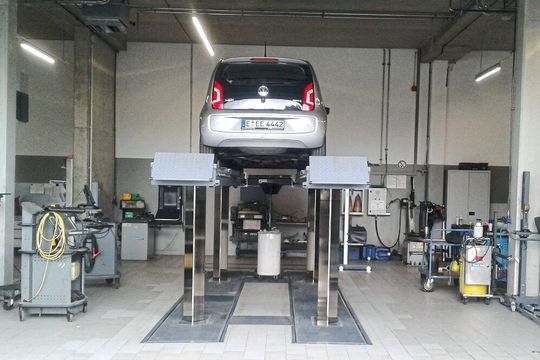 Beim Einbau der Achsmessbühne war höchste Präzision gefordert, da die Fahrzeuge für die Kalibrierung der Fahrerassistenzsysteme und die Schweinwerfereinstellung vollkommen gerade stehen müssen.(Bild:  Schormann)