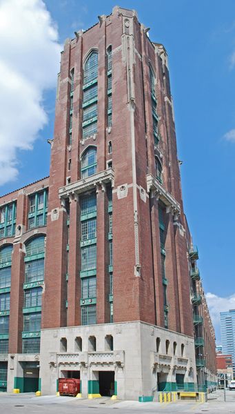 Und zum Abschluss noch ein Beispiel für ein hochmodernes Rechenzentrum in klassischer Architektur: Das Lakeside Technology Center in Chicago. Errichtet wurde das Festungs-artige Backsteingebäude ab 1917 und war bis 1992 Heimat für eine Großdruckerei, wovon noch heute eine von der Gotik inspirierte Eingangshalle und Marmor-Treppen zeugen. Seit Beginn der 2000er Jahre ist es ein Carrier-Hotel, wo die Datacenter-Infrastruktur mehrerer Internet-Provider angesiedelt ist.    (Bild: Wikimedia)