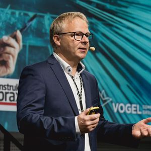 Auch im zweiten Vortrag des Konstruktionsleiter-Forums stand der digitale Zwilling im Mittelpunkt. Dr. Marcus Krastel, :em engineering methods AG, stellte mit weiteren Referenten zusammen eine Nutzenanalyse für den digitalen Zwilling vor. (Bild:  Stefan Bausewein - VCG)