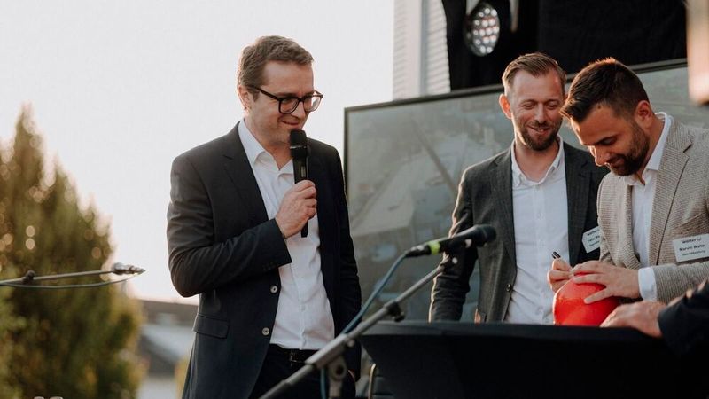 Nissan-Deutschland-Chef Vincent Ricoux (l.) gratulierte den Walters zur Eröffnung des erweiterten Standorts in Pforzheim. (Bild: Nissan)