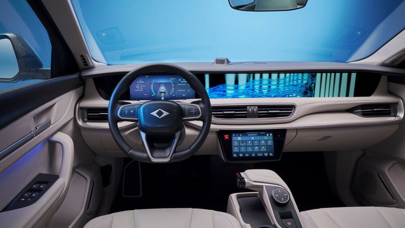 Die Mittelkonsole ist das Herzstück des Innenraums im T10X. Die Konsole erinnert an ein Flugzeugcockpit und enthält Bedienelemente für das Getriebe und die elektronische Parkbremse.  (Bild: Togg)