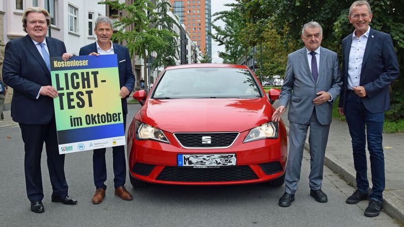 Gaben gemeinsam das Startzeichen in NRW: (v. l.) Klaus Voussem, Geschäftsführer Mobilität bei TÜV Rheinland in Deutschland, Präsident der Landesverkehrswacht, Ralf Strunk, Innenminister Herbert Reul und Verbandspräsident Frank Mund.  (Bild: Kfz-Gewerbe NRW)