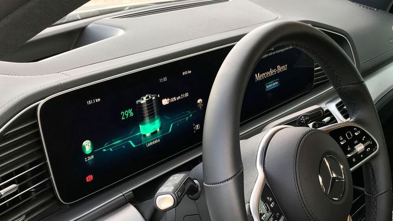 Die Batterie ist für einen Plug-in riesig (31,2 Kilowattstunden). Deshalb bietet Mercedes gegen Aufpreis eine Schnellladefunktion mit bis zu 60 kW an. (Rosenow/»kfz-betrieb«)
