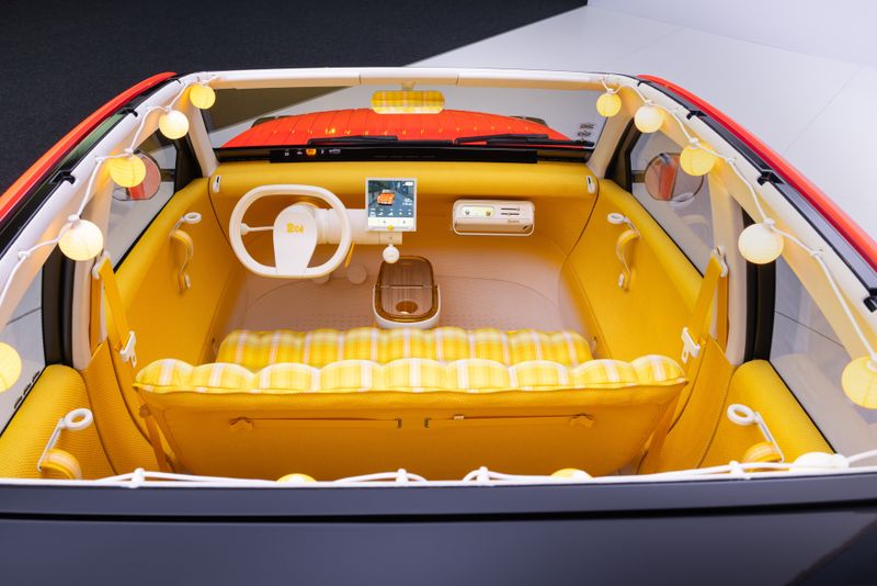 The large retractable roof almost gives you the feeling of driving a convertible—and offers a clear view of the interior. (Source: Citroën)