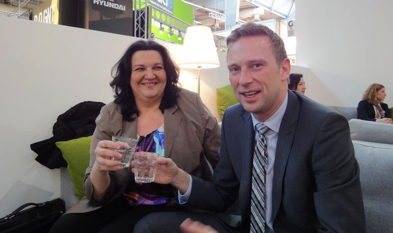 Lilli Kos (IT-BUSINESS) und Christoph S. Dassau (Ingram Micro) blieben artig beim Wodka... äh Wasser. (IT-BUSINESS)
