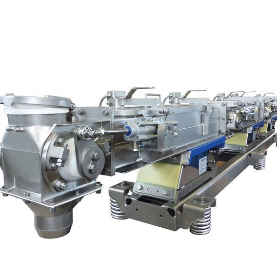 Fünf Meter langer Vibrationsförderer mit drei pneumatisch betätigten Auslaufventilen (Bild:  Vibra Maschinenfabrik)