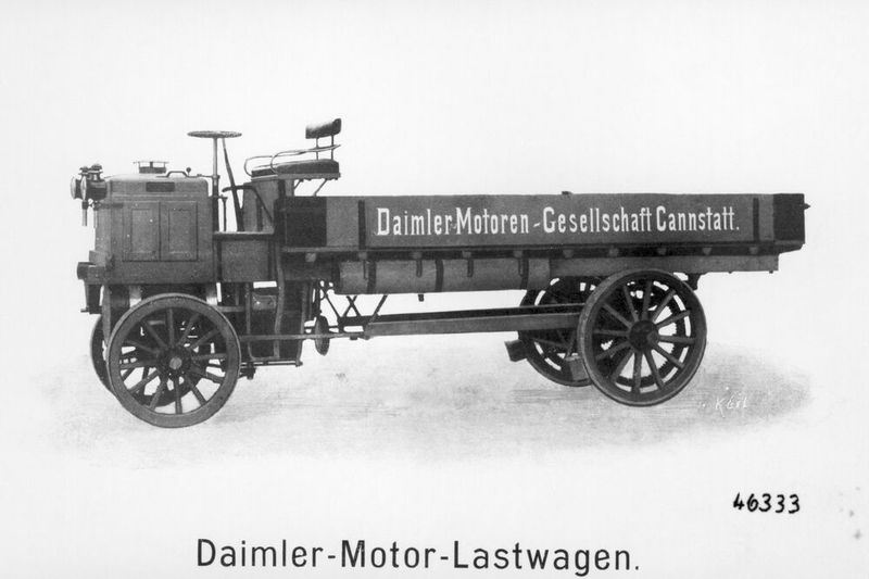 1898 verlegten Gottlieb Daimler und Wilhelm Maybach beim Sechs-PS-Fahrzeug den bis dahin am Heck postierten zweizylindrigen Phoenix-Motor unter den Fahrersitz, wobei das Viergang-Riemengetriebe ebenfalls nach vorn wanderte. Doch ließ auch diese Lösung noch einige Wünsche offen.  (Bild: Daimler Truck AG)