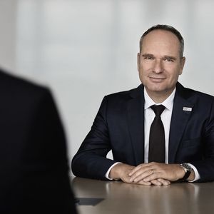 Stabswechsel bei der Ruag. Nach dem Entflechtungsprozess des zivilen Bereichs vom Armeebereich verlässt CEO Urs Breitmeier das Unternehmen. Urs Breitmeier war 18 Jahre lang in leitenden Positionen bei Ruag tätig, die letzten sieben Jahre davon als CEO.